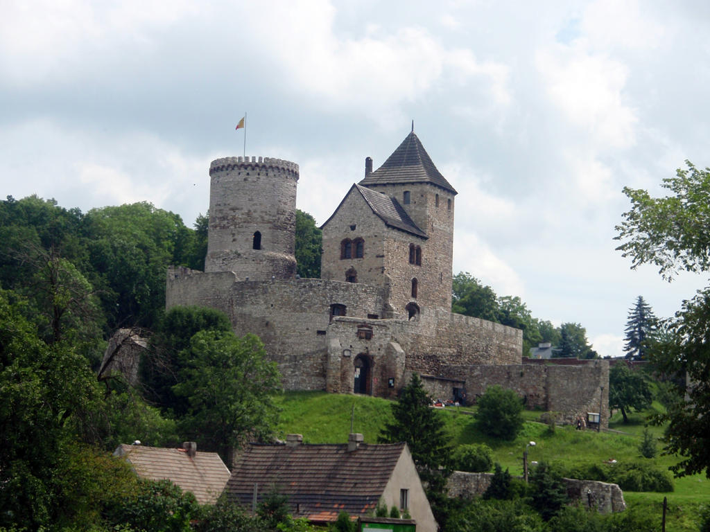 bedzin-castle-by-woolfred-on-deviantart