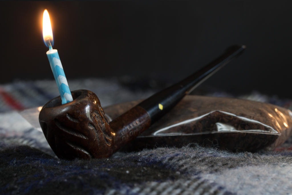 N'oublions pas Brunaros !!!  Birthday_pipe_by_kingfamine-d8kelw8