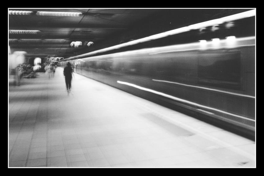 |Libre| Camino a casa Alone_in_subway_by_43sunsets